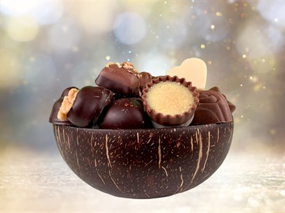 Bæredygtig chokoladegave. Kokosnød skål med 18 stk. danske og belgiske dessertchokolader.